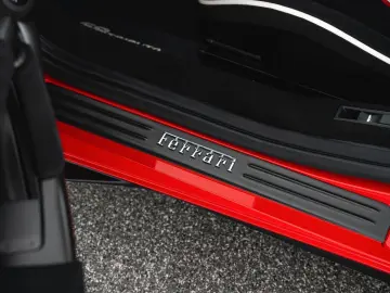 FERRARI F8 Tributo Coupé DCT Lift Carbon Sitze