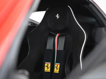 FERRARI F8 Tributo Coupé DCT Lift Carbon Sitze