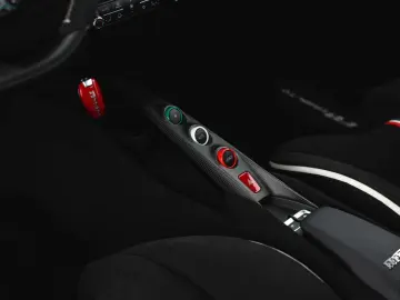 FERRARI F8 Tributo Coupé DCT Lift Carbon Sitze