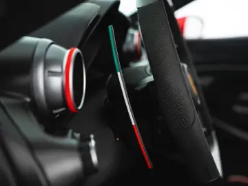 FERRARI F8 Tributo Coupé DCT Lift Carbon Sitze