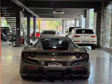 FERRARI F8 Tributo Coupé DCT LIFT~RACING SEATS~KAMERA