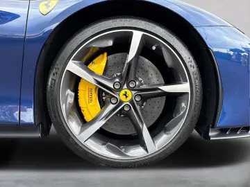 FERRARI SF90 Spider  Embleme Navi PDC Klima Leder
