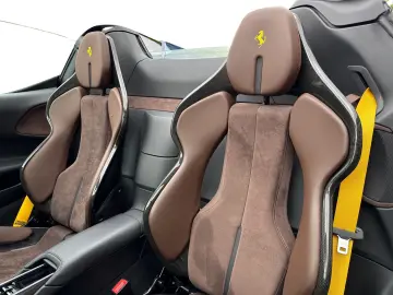 FERRARI SF90 Spider  Embleme Navi PDC Klima Leder