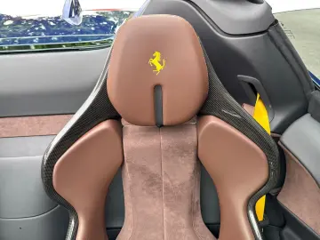 FERRARI SF90 Spider  Embleme Navi PDC Klima Leder