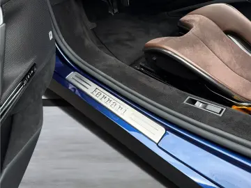 FERRARI SF90 Spider  Embleme Navi PDC Klima Leder