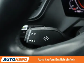 BMW 1er 118i Sport Line Aut. NAVI TEMPO LED PDC SHZ