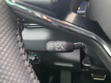 SKODA Karoq Sportline 4x4 AHK schwenkbar Leder Kamera