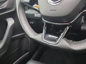 SKODA Karoq Sportline 4x4 AHK schwenkbar Leder Kamera