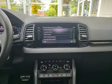 SKODA Karoq Sportline 4x4 AHK schwenkbar Leder Kamera