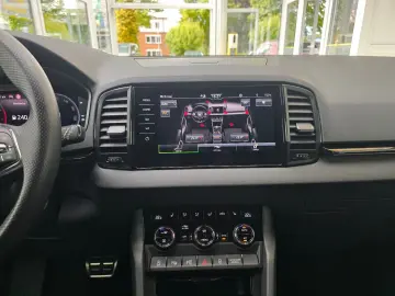 SKODA Karoq Sportline 4x4 AHK schwenkbar Leder Kamera