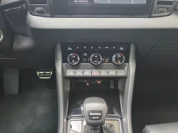 SKODA Karoq Sportline 4x4 AHK schwenkbar Leder Kamera