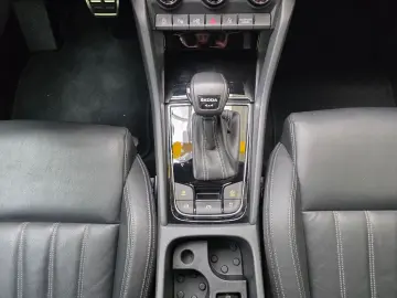 SKODA Karoq Sportline 4x4 AHK schwenkbar Leder Kamera