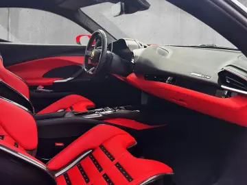 FERRARI 296 GTB Carbon Lift Racingsitz JBL Dt. Auto