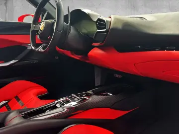 FERRARI 296 GTB Carbon Lift Racingsitz JBL Dt. Auto