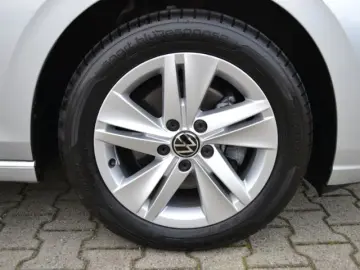 VW Golf VIII 1.5 TSI Life LED NAVI VZE 16-ZOLL PDC