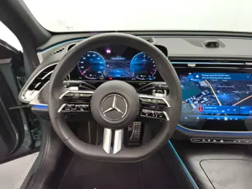 MERCEDES-BENZ E 300de 4M AMG AirM SuperScreen Burmester