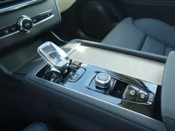 VOLVO XC90 Plus T8 AWD Plug-in Hybrid Pano H&K Head-UP