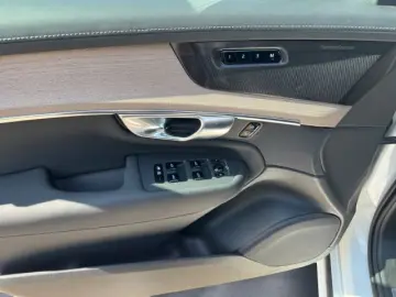 VOLVO XC90 Recharge Plug-In Hybrid T8 AWD Plus Dark 8-