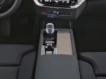 VOLVO XC90 FACELIFT Plus Dark Recharge Plug-In Hybrid