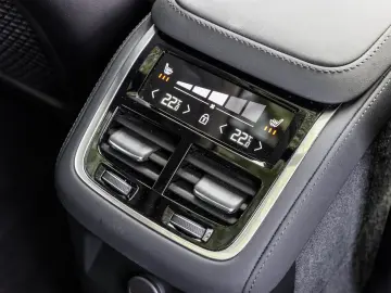 VOLVO XC90 T8 AWD Plus Dark Reskin NP 95.590 -  PANO H