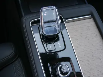 VOLVO XC90 T8 Plus Dark Reskin 360    Harman Kardon