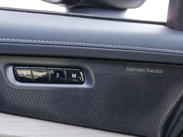VOLVO XC90 T8 Plus Dark Reskin 360    Harman Kardon