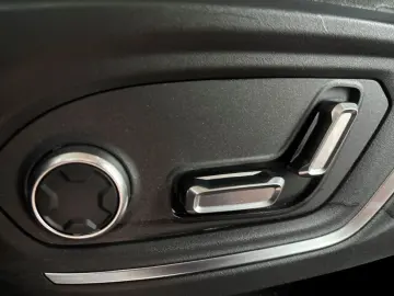 LYNC AND CO 01 HEV Navi ACC Panorama LED AppleCarPla…