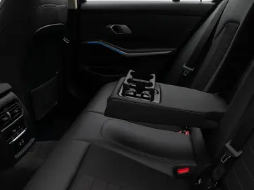 BMW 330d xD Lim. Kamera DAB Leder Alarm Sport 18Zoll