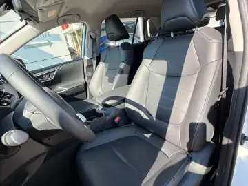 TOYOTA RAV4 Hybrid 4x4 Lounge  AHK Navi 8-fach Leder