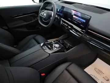 BMW 520d  Travel Innov. Pak Panorama HUD  AHK el  WR