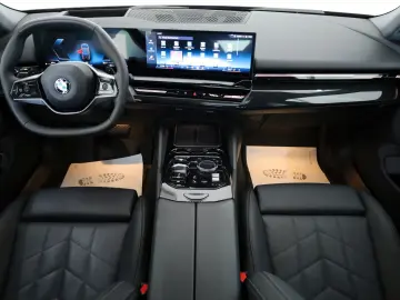 BMW 520d  Travel Innov. Pak Panorama HUD  AHK el  WR