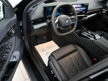 BMW 520d  Travel Innov. Pak Panorama HUD  AHK el  WR