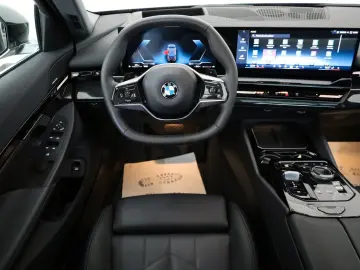 BMW 520d  Travel Innov. Pak Panorama HUD  AHK el  WR