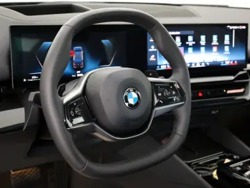 BMW 520d  Travel Innov. Pak Panorama HUD  AHK el  WR