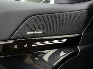 BMW 520d  Travel Innov. Pak Panorama HUD  AHK el  WR