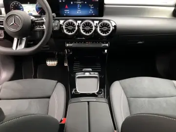 MERCEDES-BENZ CLA 200 d Coupe AMG AMG MBUX MBeam Night AHK