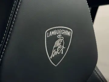 LAMBORGHINI Urus SE VERDE TURBINE LUCIDO PPF B&O 3D 23