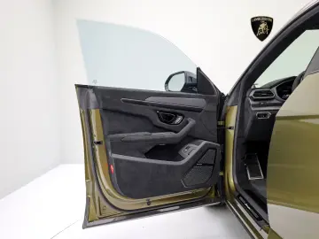 LAMBORGHINI Urus Performante MY24