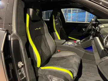 LAMBORGHINI Urus Performante  Matt Lack Panorama B&O 23