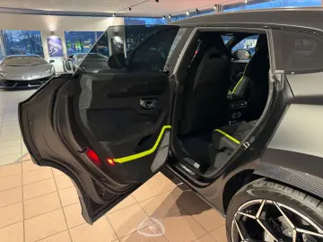 LAMBORGHINI Urus Performante  Matt Lack Panorama B&O 23