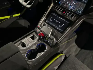 LAMBORGHINI Urus Performante  Matt Lack Panorama B&O 23