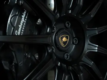 LAMBORGHINI Urus SE   Verde Scandal   Akrapovic   Black Roof
