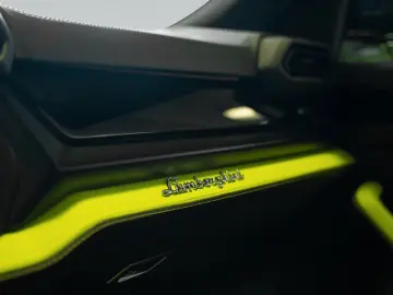 LAMBORGHINI Urus SE   Verde Scandal   Akrapovic   Black Roof