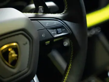 LAMBORGHINI Urus SE   Verde Scandal   Akrapovic   Black Roof
