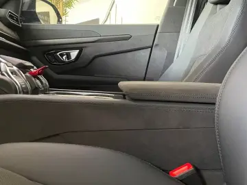 Lamborghini Urus SE MASSAGE 23  STYLE PACK