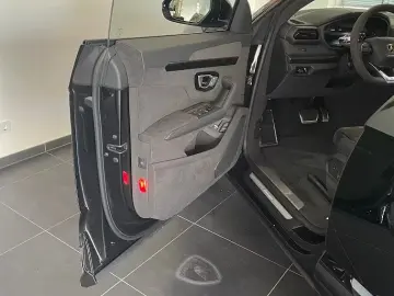 Lamborghini Urus SE MASSAGE 23  STYLE PACK