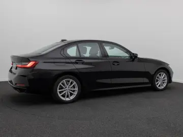 BMW 318i  Widscreen PDC GeschwindigReg DAB Cockpit