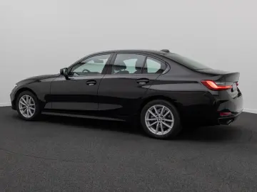 BMW 318i  Widscreen PDC GeschwindigReg DAB Cockpit