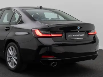 BMW 318i  Widscreen PDC GeschwindigReg DAB Cockpit