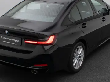 BMW 318i  Widscreen PDC GeschwindigReg DAB Cockpit